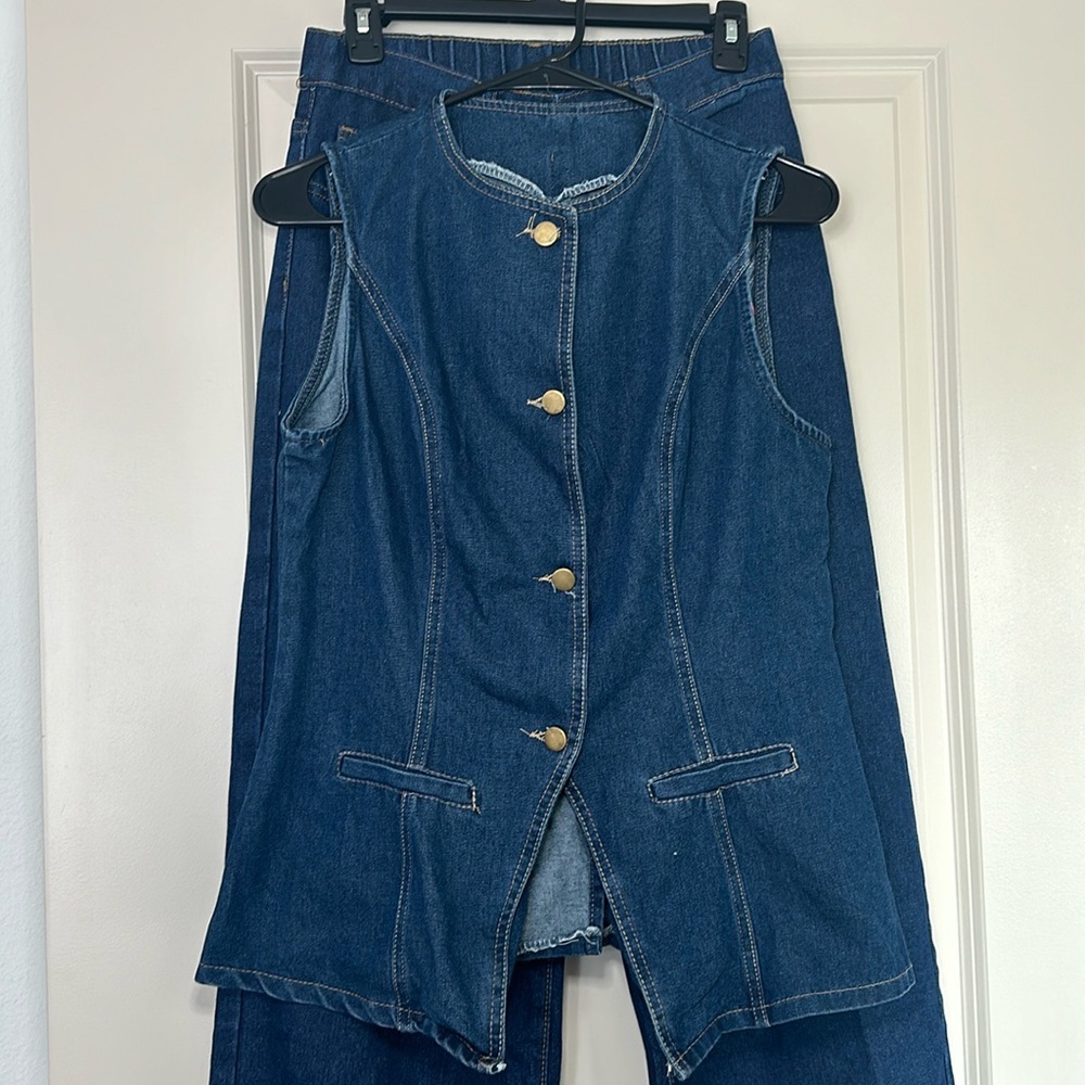Denim pants set with elastic at the back of the pants and gold buttons
